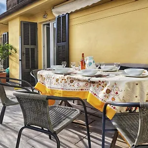  Appartamento Rosy's House Un Attico A Due Passi Dall'acquario Parking Free Italia